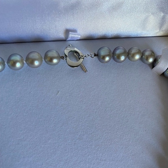 Natural platinum color fresh water knotted pearls - Picture 3 of 9